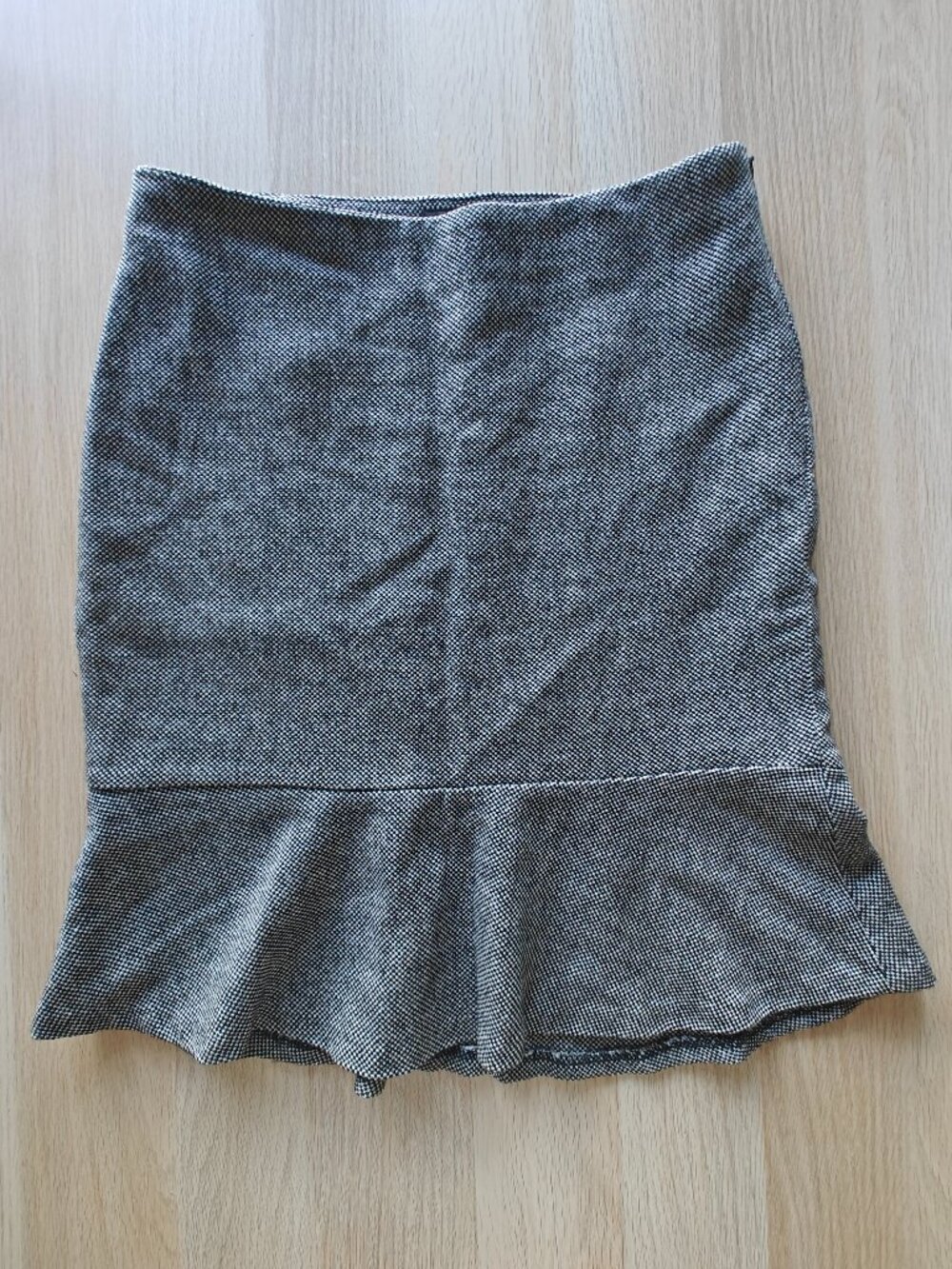 Banana Republic Ruffle Hem Pencil Skirt (Size 6)